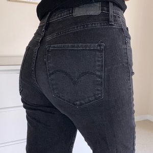 314 Levi’s black boyfriend jeans